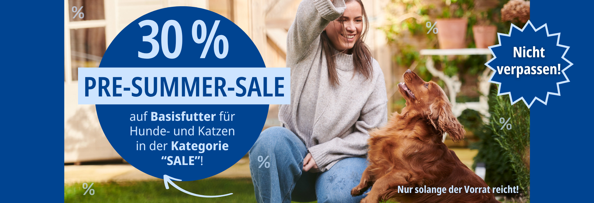 Bild mit einer Frau und ihrem Hund und dem Hinweis zum PRE-SUMMER-SALE mit starken 30 % Rabatt auf Basisfutter fr Hunde & Katzen in der neuen Kategorie SALE